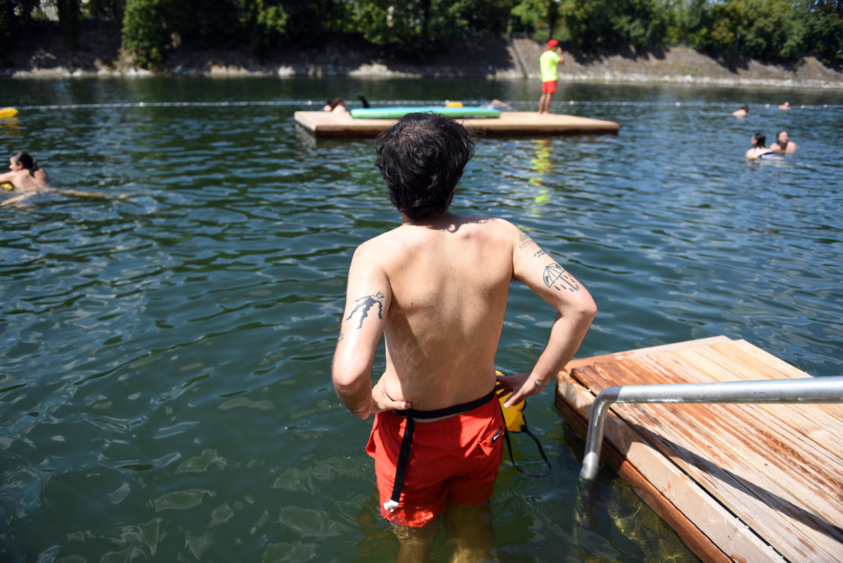Une personne prête à se jeter à l'eau sur le site de baignade de Grenelle.