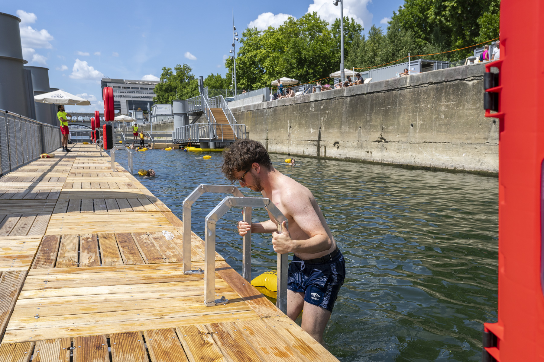 Photo d'une personne se baignant dans la Seine à Bercy (12e).