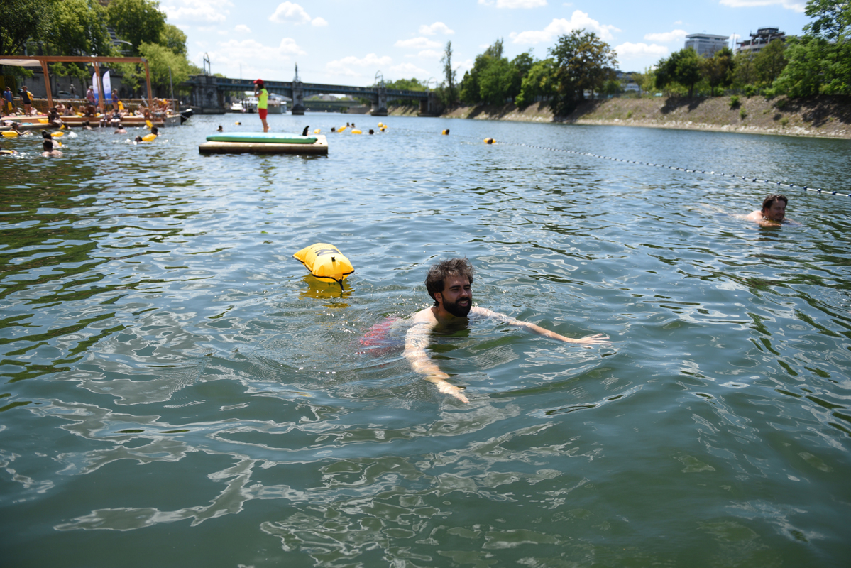 Une personne nage la brasse sur le site de baignade de Grenelle.
