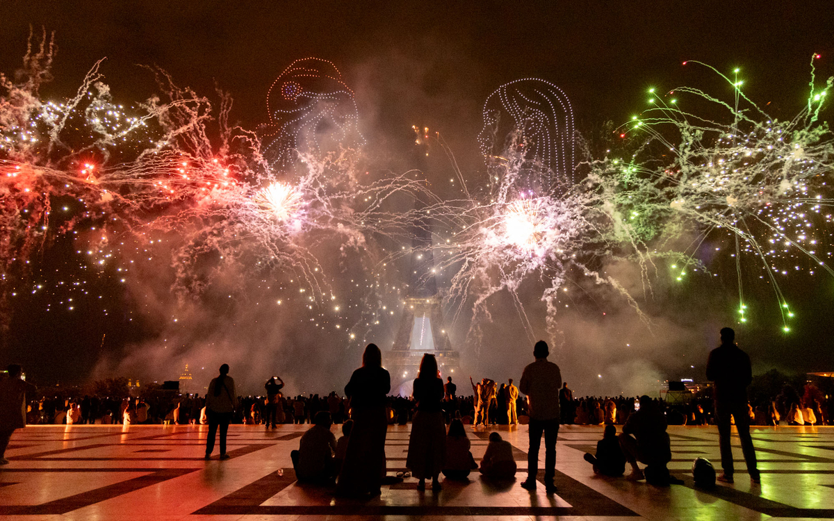 Les feux d'artifices du 14 juillet vus depuis le Trocadéro.
