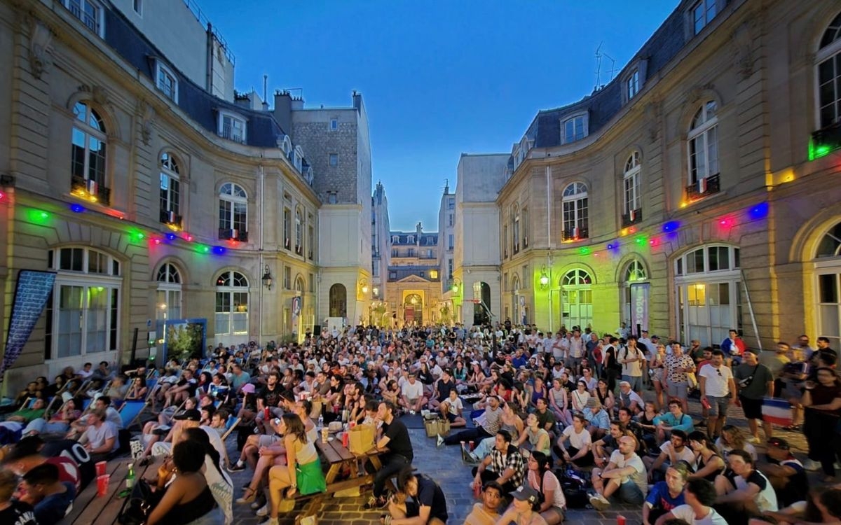 foule dans la cour de la mairie pour assister aux jeux olympiques 2024