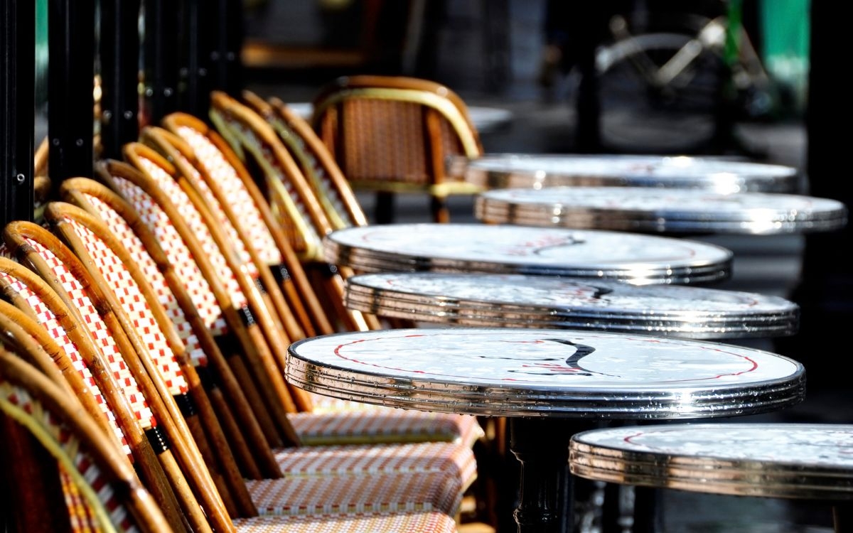 Tables et chaises de bistrot parisien