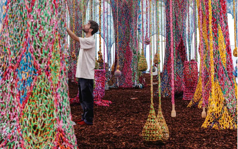 Un homme au milieu d'une installation de fils 