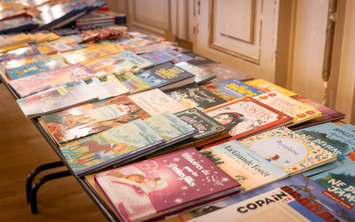 Des livres exposés sur une table lors de la cérémonie du rallye lecture de l'école de la goutte d'or
