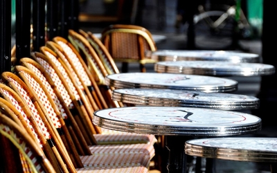 Tables et chaises de bistrot parisien
