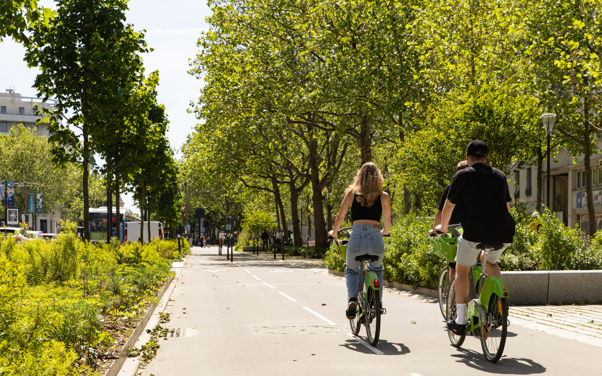Un cycliste roule sur une nouvelle piste cyclable du boulevard de la Chapelle.