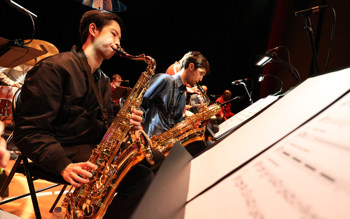 Saxophoniste Musiques actuelles amplifiée en gros plan