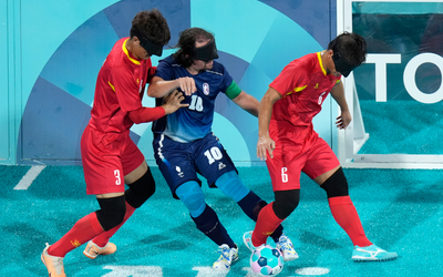 Meng Liu, de Chine, Frédéric Villeroux, de France, et Jiabin Zhang, de Chine, se disputent le ballon lors du match de phase préliminaire du groupe A de football à cinq masculin (non-voyant) opposant la France à la Chine, le 1er septembre 2024, au quatrième jour des Jeux paralympiques d'été de Paris 2024, au stade de la tour Eiffel, à Paris, France.