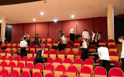 Auditorium CRR de Paris étudiants rangent leurs instruments