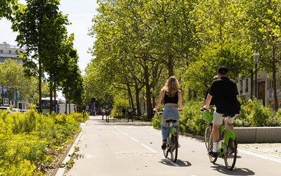 Un cycliste roule sur une nouvelle piste cyclable du boulevard de la Chapelle. 