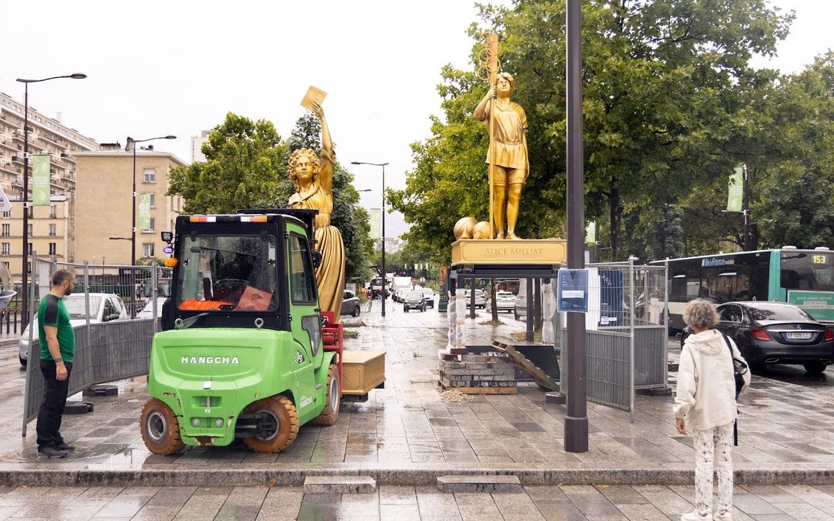 Statues des femmes illustres en installation rue de la Chapelle