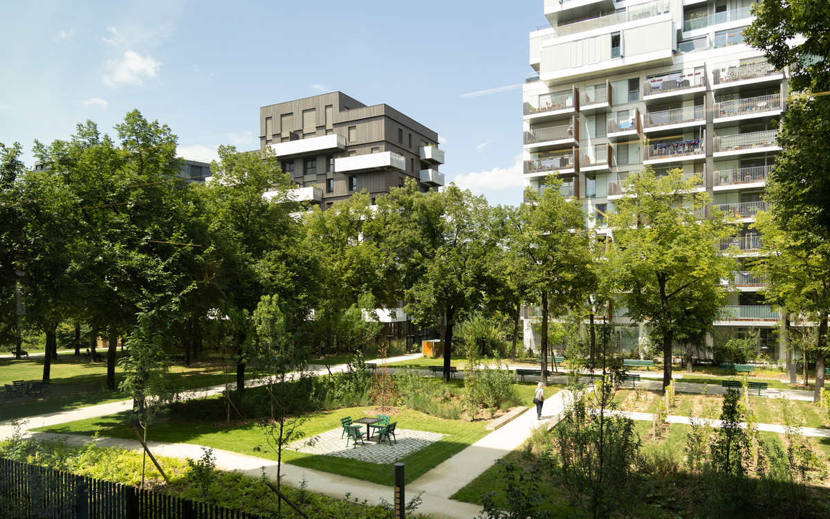 La médiathèque Virginia Woolf est située dans un écrin vert.