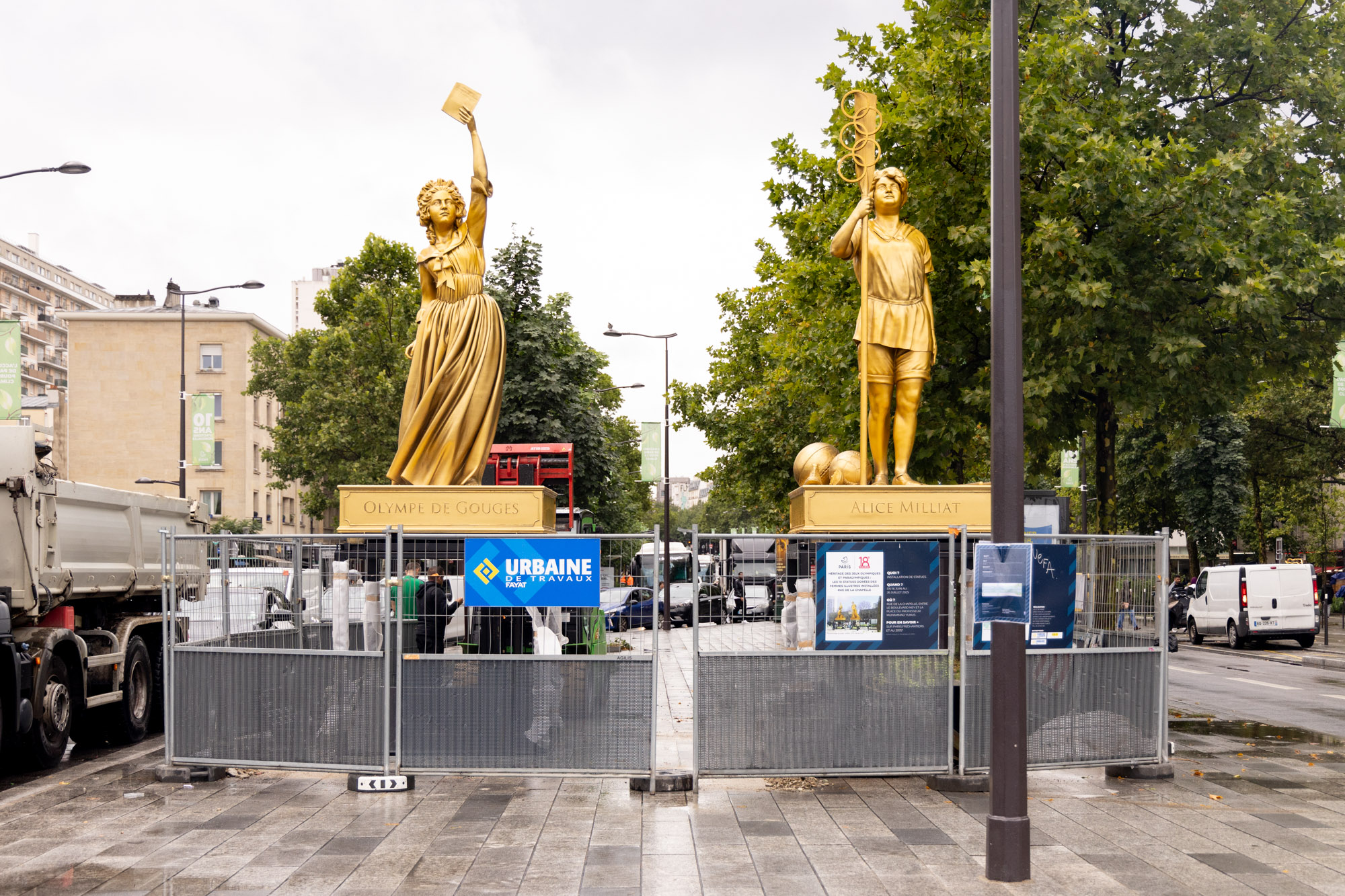 Les statues de Olympe de Gouges et de Alice Milliat en pleine installation à la Chapelle.
