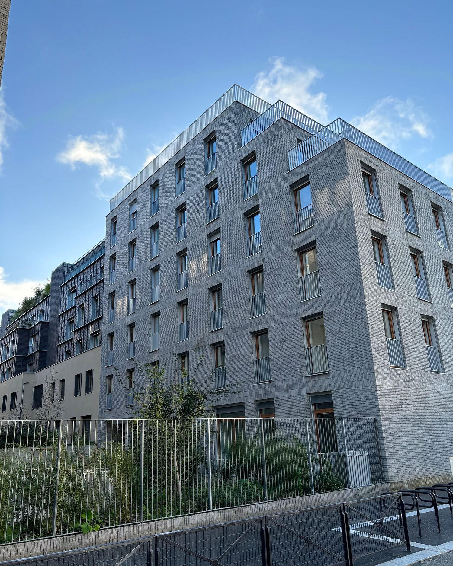 Photo de la façade de l’École des métiers de la petite enfance dans le 20e