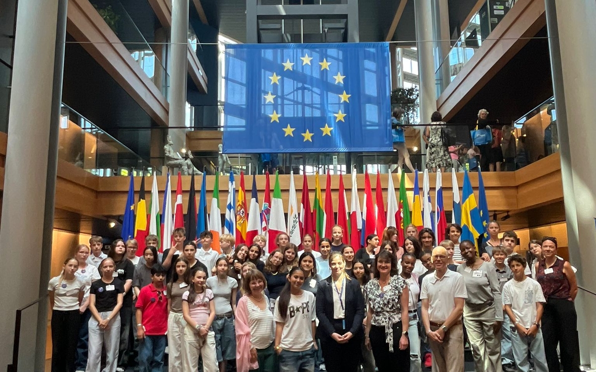 Il s'agit de la photo de groupe des élèves du lycée Alain Fournier en Allemagne