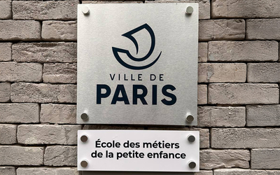Plaque de l’École des métiers de la petite enfance dans le 20e