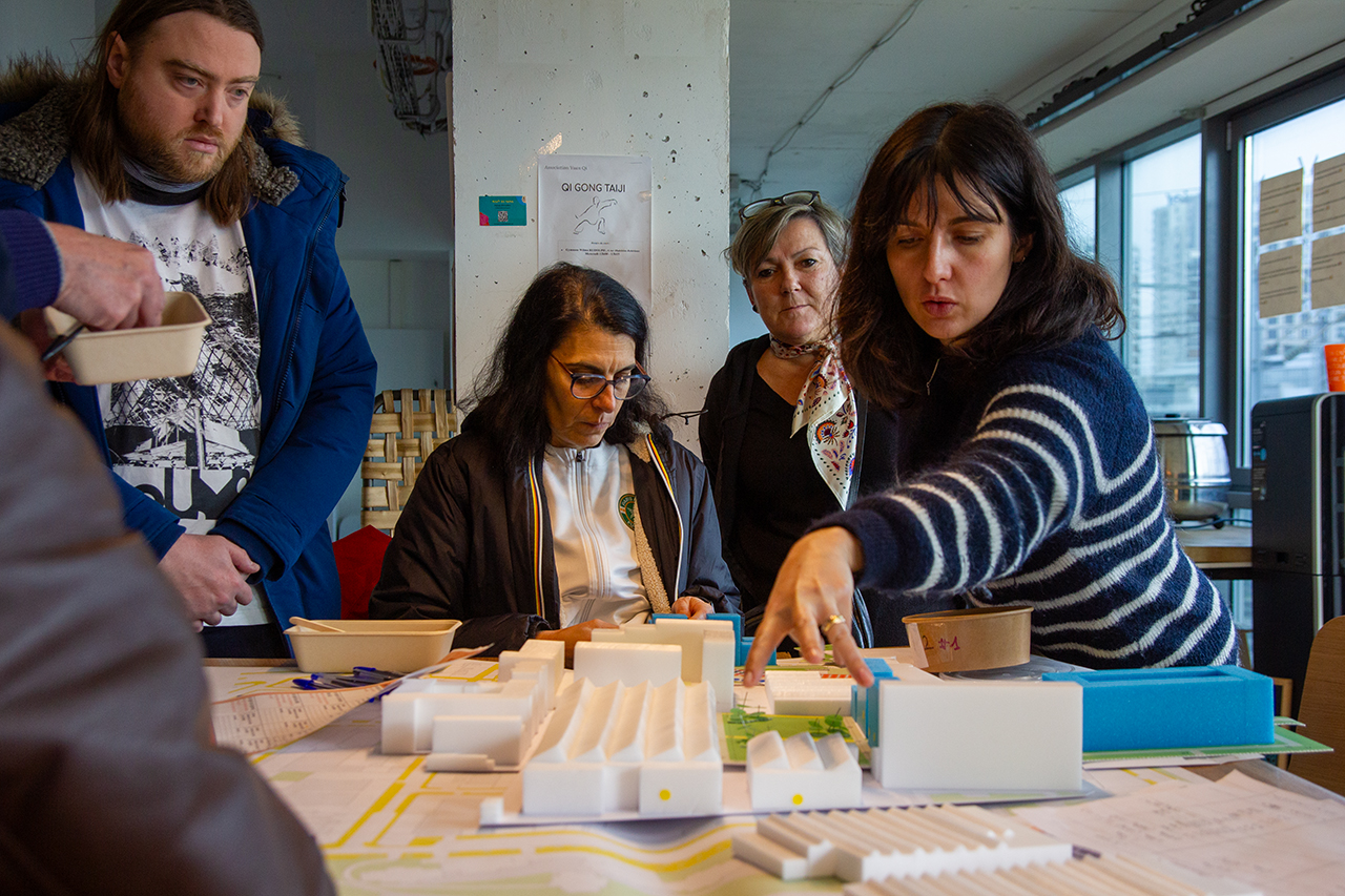 Collaboratrice de la RATP avec un groupe de participants à l'Atelier à la suite de la visite du site Championnet