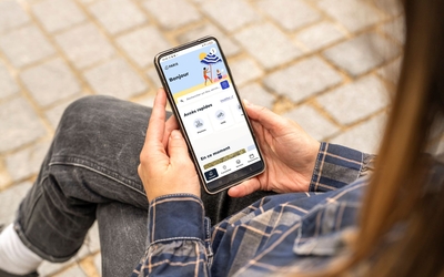 Une Parisienne utilise l'appli Paris Ma Ville pour organiser ces activités