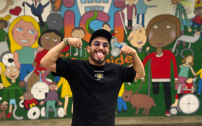 l'animateur devant une fresque colorée