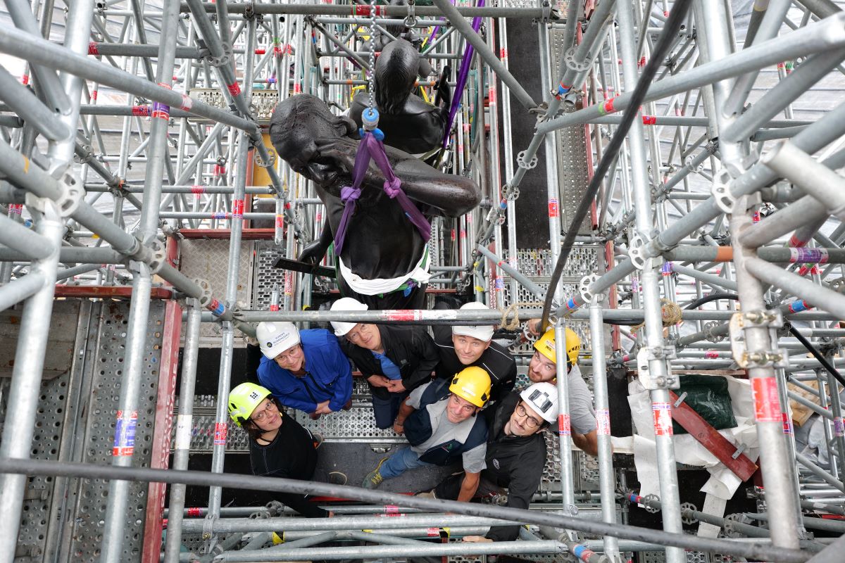 Visuel de la remise en place de la statue de l’apôtre Saint Thomas à Notre-Dame en juillet 2025