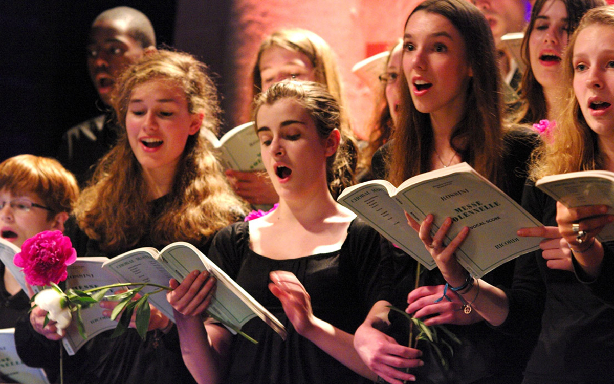 Jeunes filles entrain de chanter