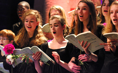 Jeunes filles entrain de chanter