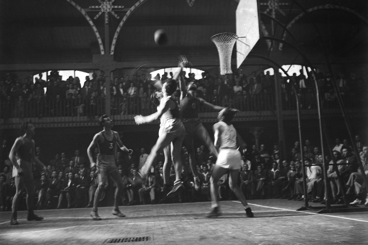 Un Match de basket-ball. Paris, 14 avril 1946