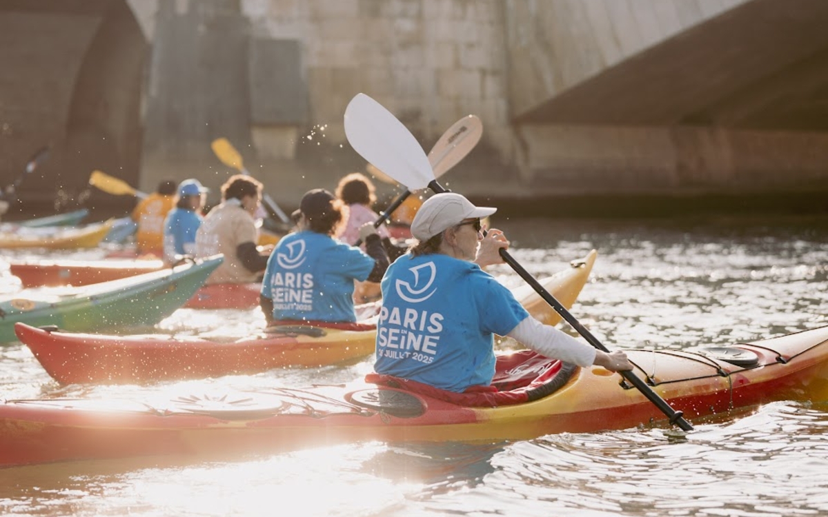 Des canoes sur la Seine