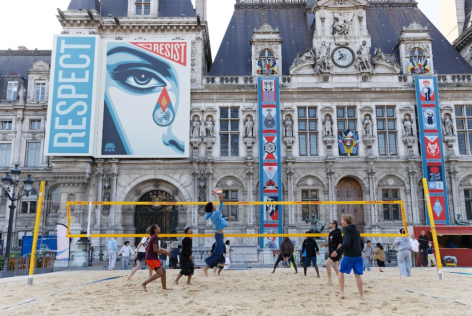 Des joueurs de beach volley devant l'hôtel de Ville