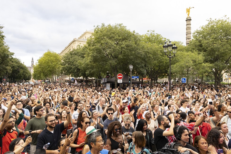 Plusieurs centaines de personnes accompagnent les chanteurs