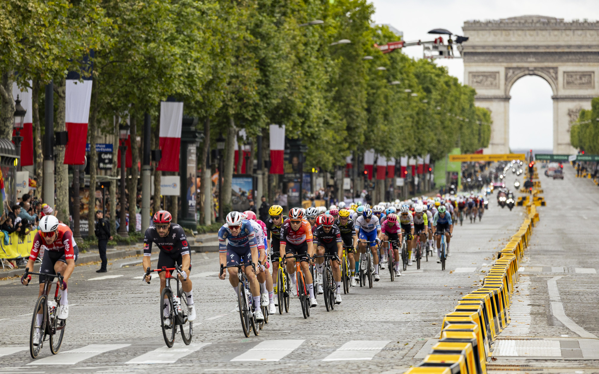 Passage du tour de France 2025 sur les Champs-Elysées
