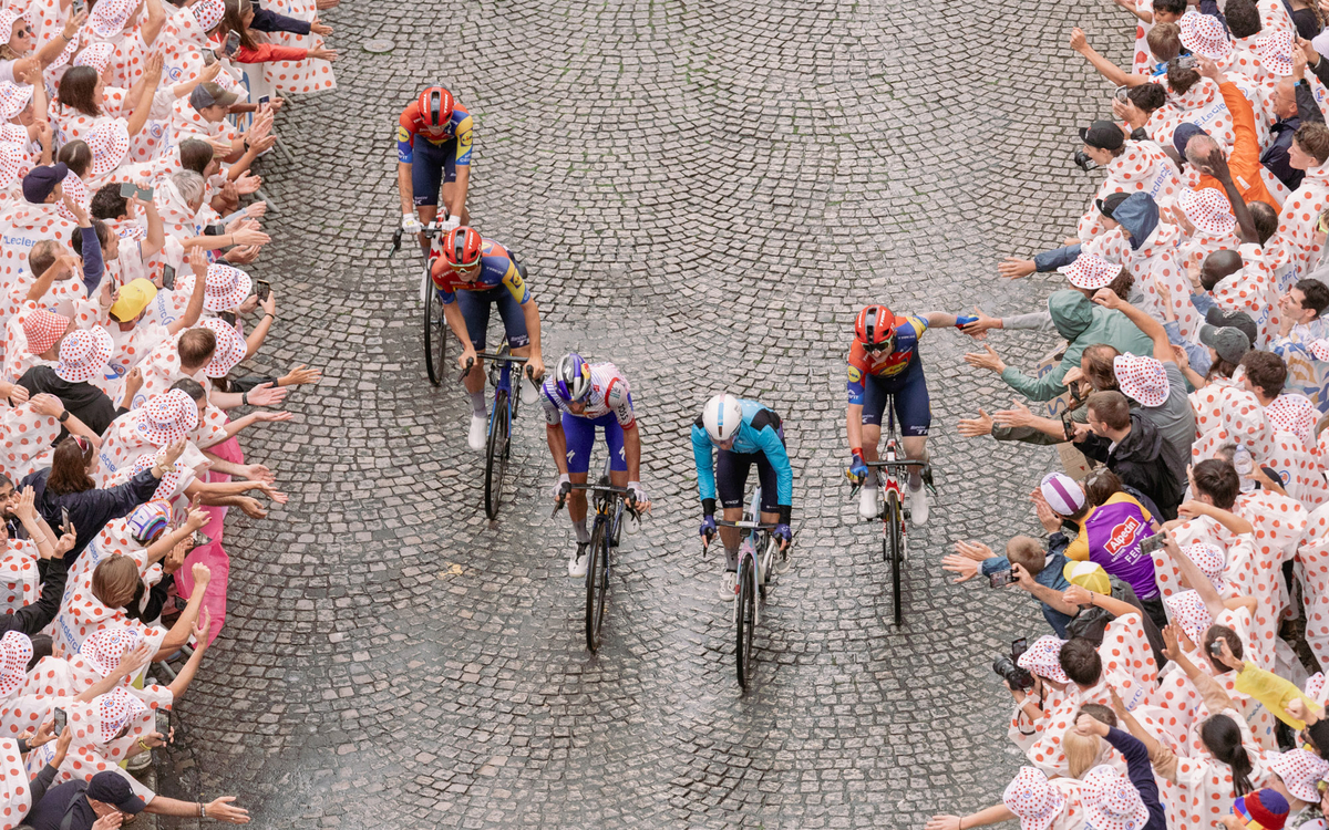 Passage du Tour de France 2025, rue Lepic.