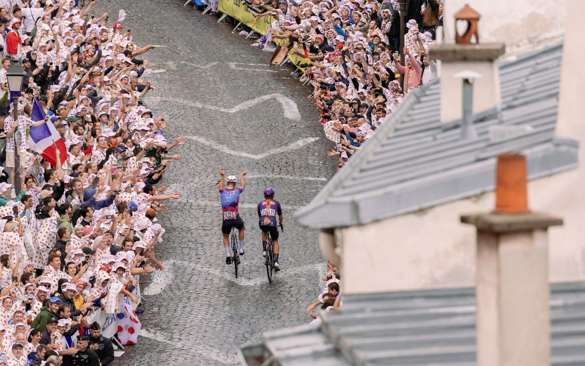 Passage du Tour de France 2025, rue Lepic.
