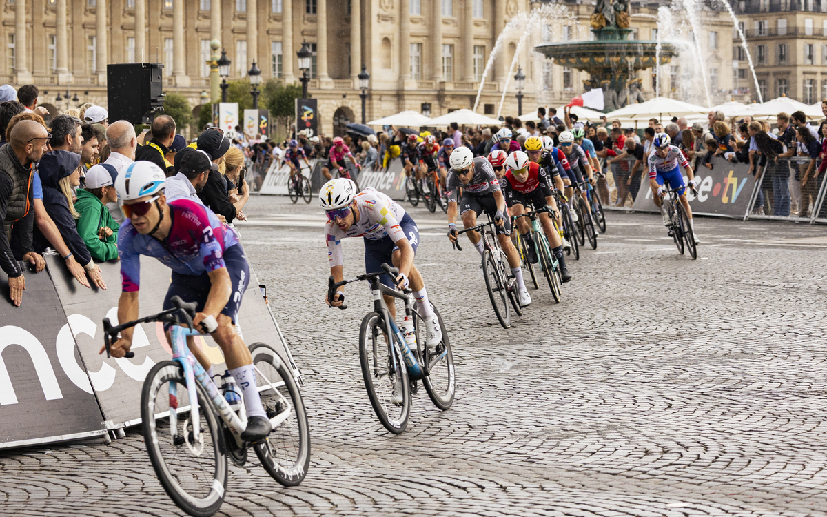 Passage du tour de France 2025 sur les Champs-Elysées