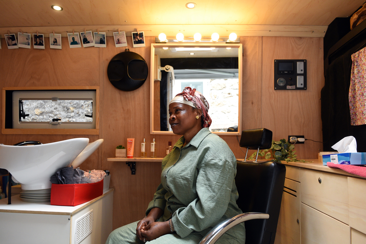 Awa, bénéficiaire des soins de Camping Care attend la socio esthéticienne.