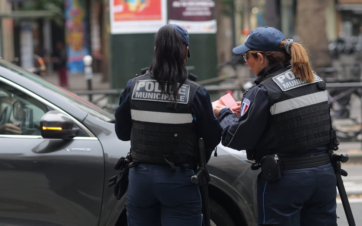 Policier municipal verbalisant