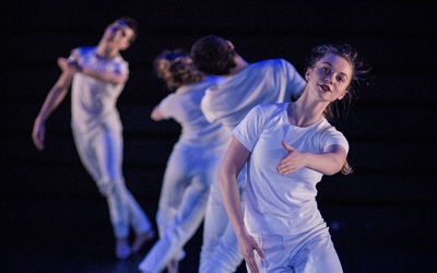 Une danseuse contemporaine montre la voie...