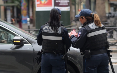 Policier municipal verbalisant 