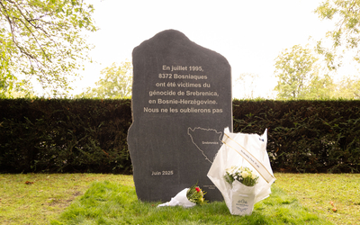 Photo de l'inauguration d'un monument hommage aux victimes bosniaques du génocide de Srebrenica 