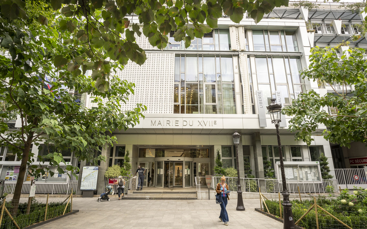 Vue d'une façade de mairie.
