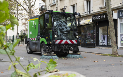 une balayeuse mécanique nettoie un rue de Paris