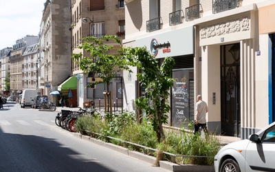 Vue de la rue du Chemin Vert en 2022 montrant de la végétalisation et des places de stationnement.
