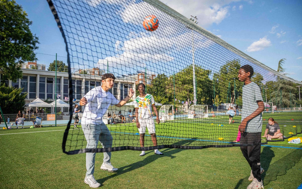 Jeunes jouant au foot