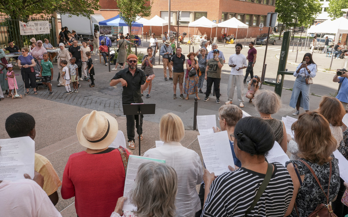 Personnes chantant lors d'une chorale donnée à la fête des quartiers pop  porte de vanves