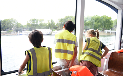 Trois enfants du centre de loisirs du 103 avenue Gambetta lors de la croisière à bord du Fluctuat avec le