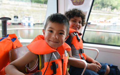 Deux enfants du centre de loisirs du 103 avenue Gambetta lors de la croisière à bord du Fluctuat avec le