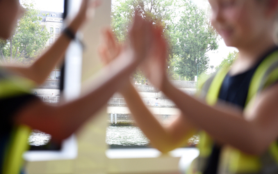 Deux enfants du centre de loisirs du 103 avenue Gambetta jouent lors de la croisière à bord du Fluctuat avec le