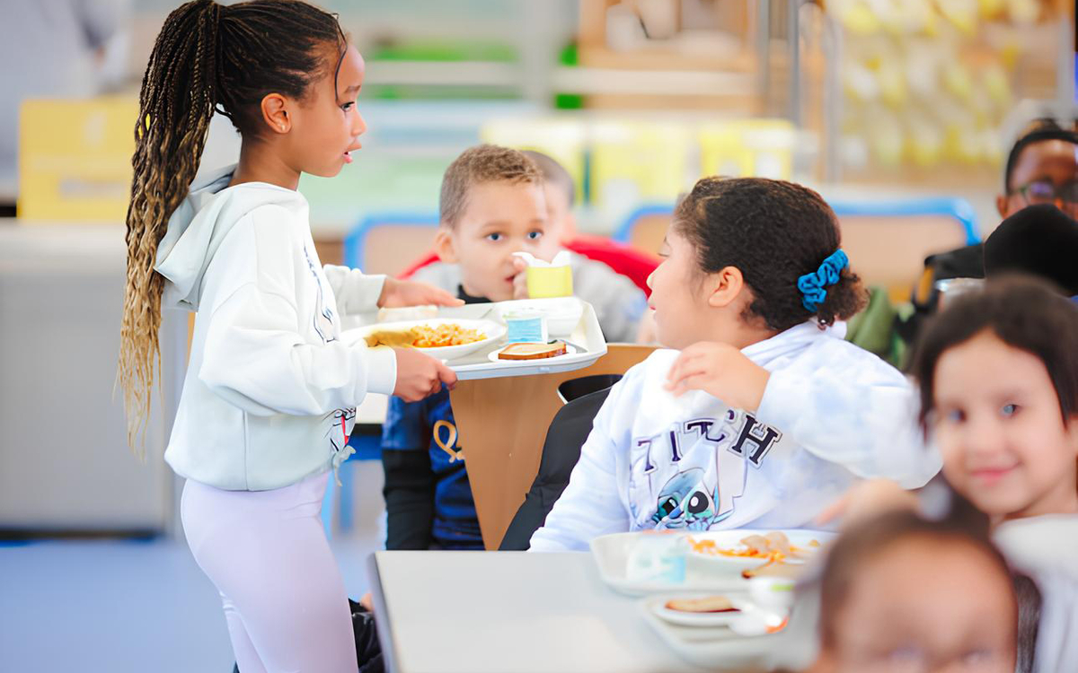 Il s'agit d'enfants à la cantine