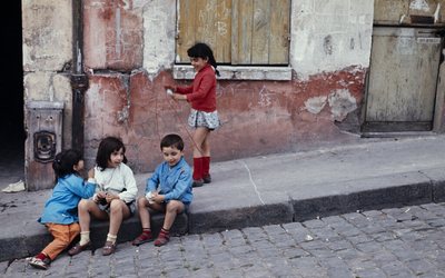 Enfants qui jouent dans la rue Vilin