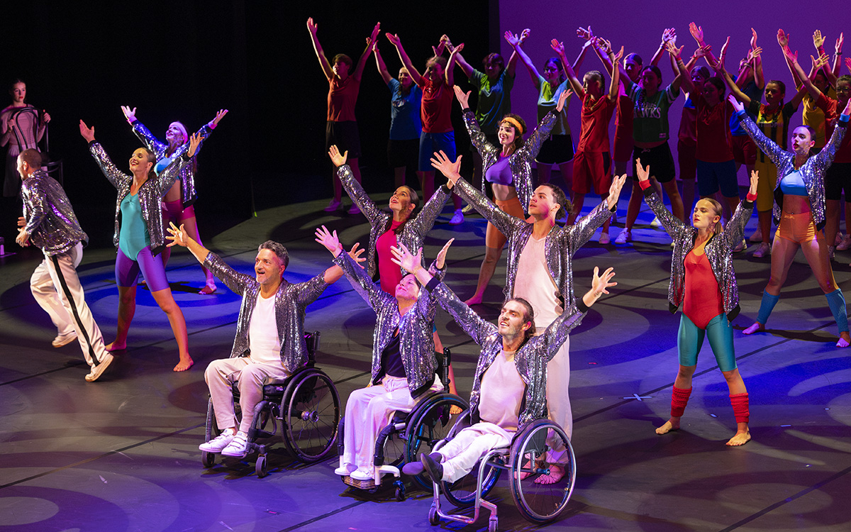 Des danseurs du CRR sur la scène du Chatelet